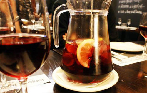 Sangria đồ uống Bồ Đào Nha từ rượu vang và trái cây