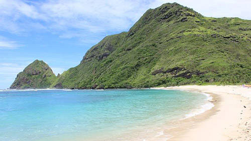 <strong>Tropical, Indonesia: </strong>Bãi biển Tropical không chỉ là nơi hội tụ những rặng san hô đa màu sắc, mà còn là thiên đường nhiệt đới với màu xanh ngọc lam của nước biển. Phà đón du khách từ Lombok đến bãi biển Maluk gần đó. Bạn có thể nghỉ ngơi trong nhà lều với giá khoảng 5-15 USD, nhà nghỉ 55 USD hay khu nghỉ dưỡng với giá 100 USD.