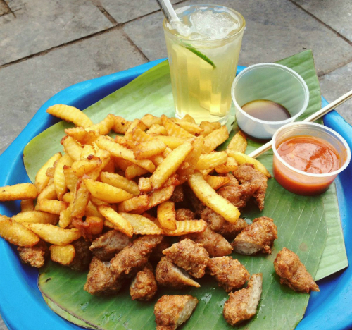 Nem chua rán, khoai tây chiên ngõ Tạm Thương. Ảnh: Lozi.