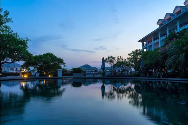 Thư giãn bể bơi Hồ Tây Hà Nội