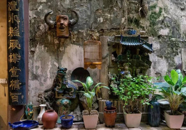 15h Uống cà phê trứng Cà phê có thể tìm thấy ở bất cứ góc phố nào từ sân bay tới ga tàu hay trong các khách sạn. Bạn có thể thưởng thức đồ uống này trong cả hành trình khám phá Việt Nam. Tuy nhiên, dừng chân ở Hà Nội, thực khách phải thử cà phê trứng ở quán Cafe Phố Cổ trên đường Hàng Gai một lần. Quán có nhiều góc ngồi lý tưởng để khách vừa ngắm hồ Gươm vừa uống cà phê.