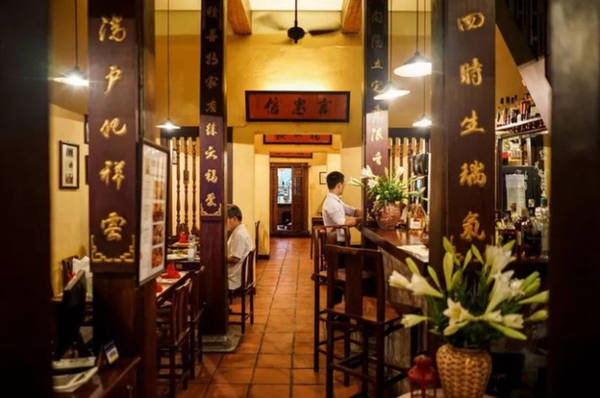 20h30 Ăn tối trong nhà hàng cổ Du khách có thể thưởng thức từ bữa sáng trưa tới tối ngay bên các quán ăn vỉa hè, tuy nhiên để có một bữa ăn đầy đủ dịch vụ hãy vào một nhà hàng. Địa chỉ được Saveur gợi ý là Porte D’Annam - nhà hàng do đầu bếp người Pháp Didier Corlou gây dựng ngay trong một nhôi nhà cổ trên phố Nhà Thờ. Nhà hàng phục vụ đủ món ngon của cả Việt Nam và Pháp, nổi bật và cũng được phục vụ nhiều nhất là phở cuốn.
