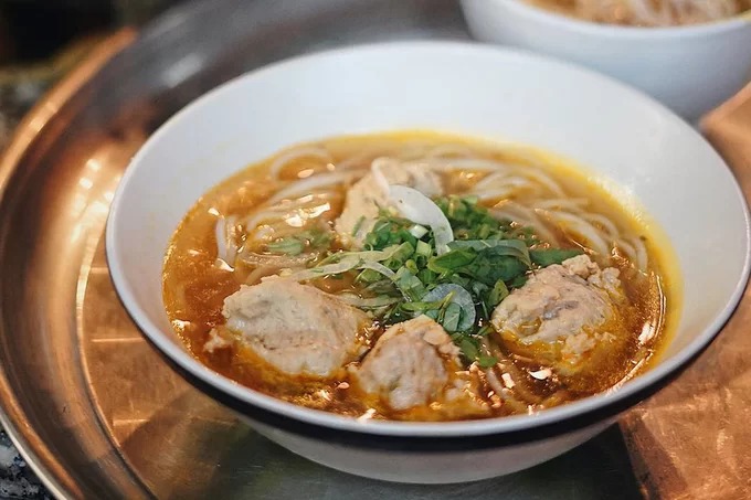 Bún bò Huế Sài Gòn tại quán Đông Ba trên đường Nguyễn Du quận 1