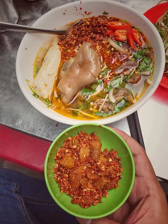 Bún bò Huế Sài Gòn tại quán Út Hưng nấu theo công thức An Cựu