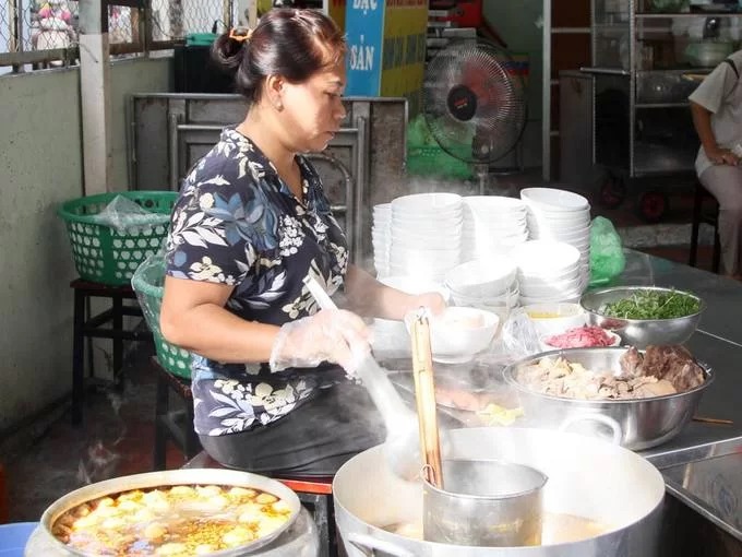 Bún bò Huế Sài Gòn tại quán Huế Hạnh đường Bành Văn Trân Tân Bình