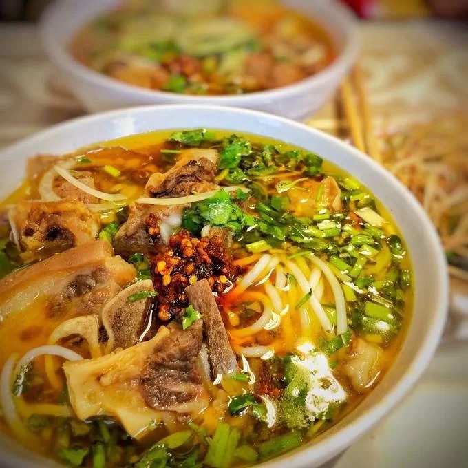 Bún bò Huế Sài Gòn tại quán Tây Lộc đường Nguyễn Bỉnh Khiêm quận 1