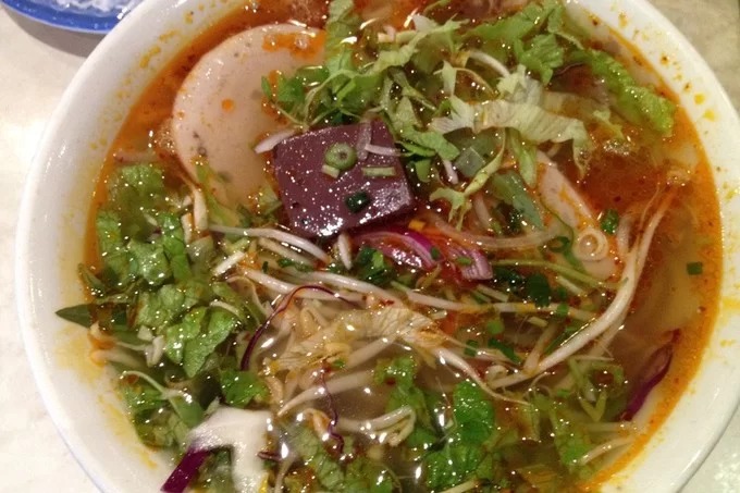 Bún bò Huế Sài Gòn tại quán Sông Hương với nhiều chi nhánh