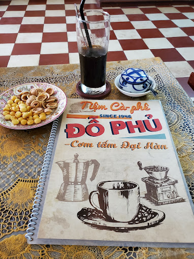 Ăn cơm tấm, uống cà phê trong bảo tàng.