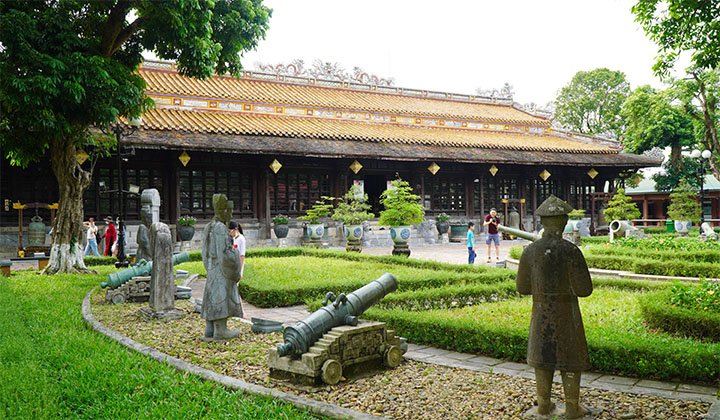 Khuôn viên trưng bày di sản tại Bảo tàng Cổ vật Cung đình Huế