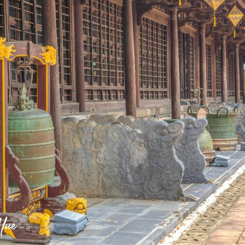 Khách du lịch tham quan Bảo tàng Cổ vật Cung đình Huế