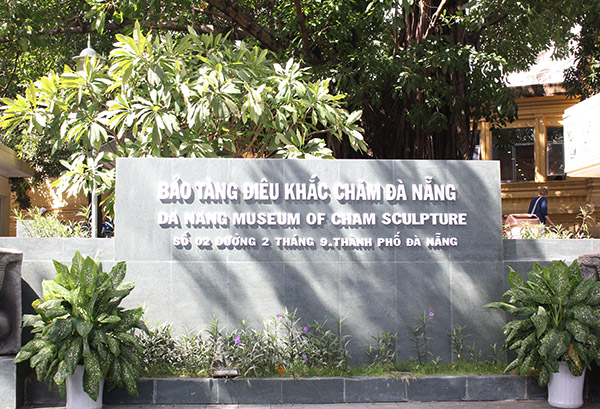 Bảo tàng Điêu khắc Chăm Đà Nẵng bên ngoài