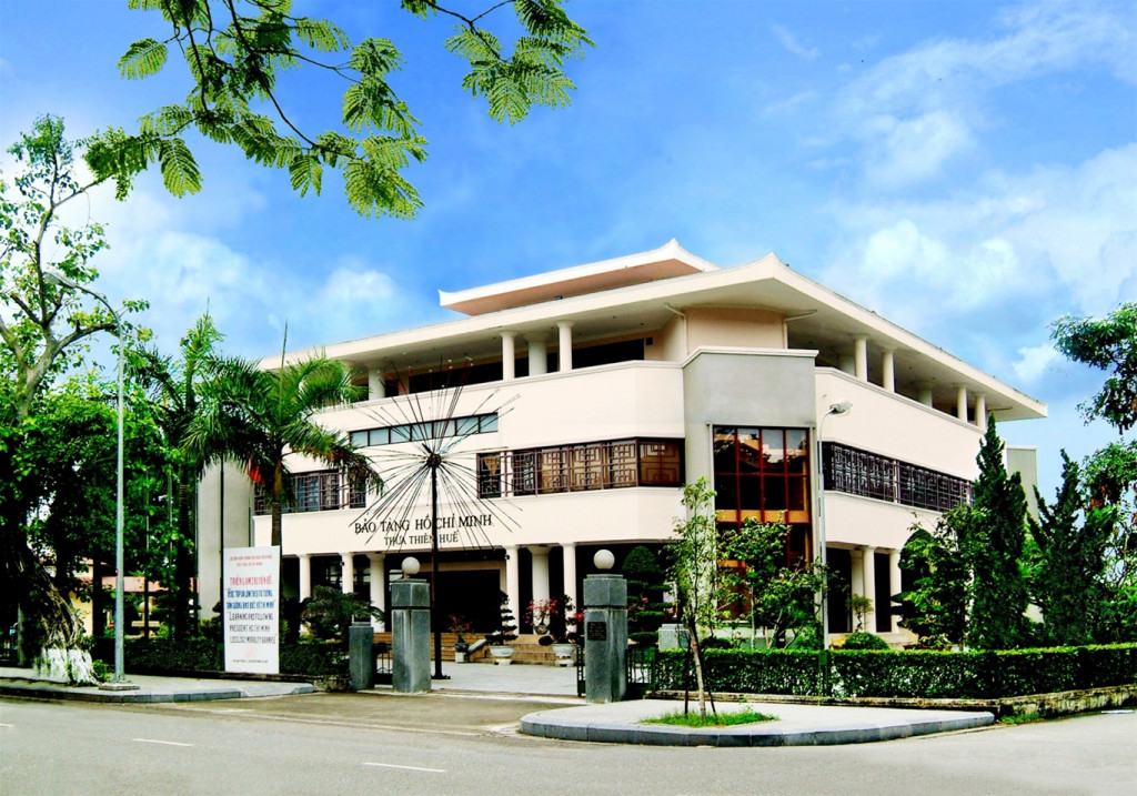 Khuôn viên bảo tàng Hồ Chí Minh Thừa Thiên Huế trang nghiêm