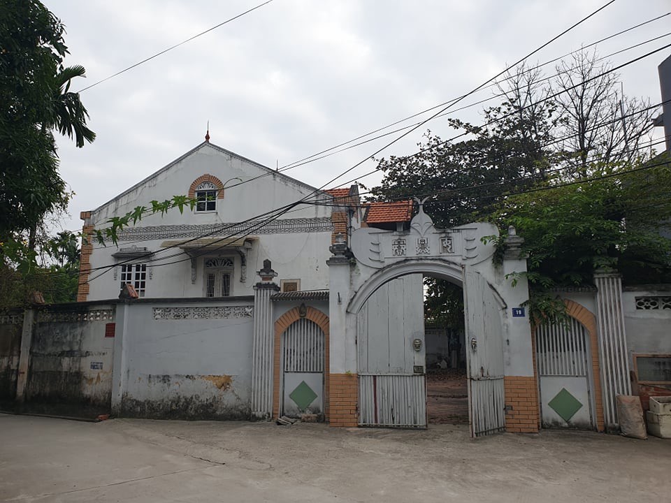 Bên ngoài Bảo tàng Phạm Huy Thông tại Quảng Yên