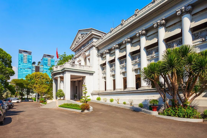 Bên ngoài bảo tàng thành phố Hồ Chí Minh.