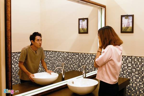 Qua tấm gương soi thần kỳ này bạn sẽ thấy một con người khác của mình trong gương. Ảnh: Zing