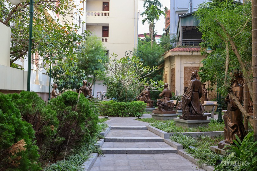 Không gian trưng bày ngoài trời Bảo tàng Văn học Việt Nam