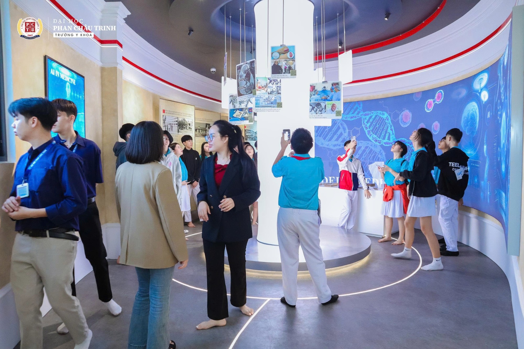 Đoàn học sinh Đà Nẵng đang tham quan bảo tàng
