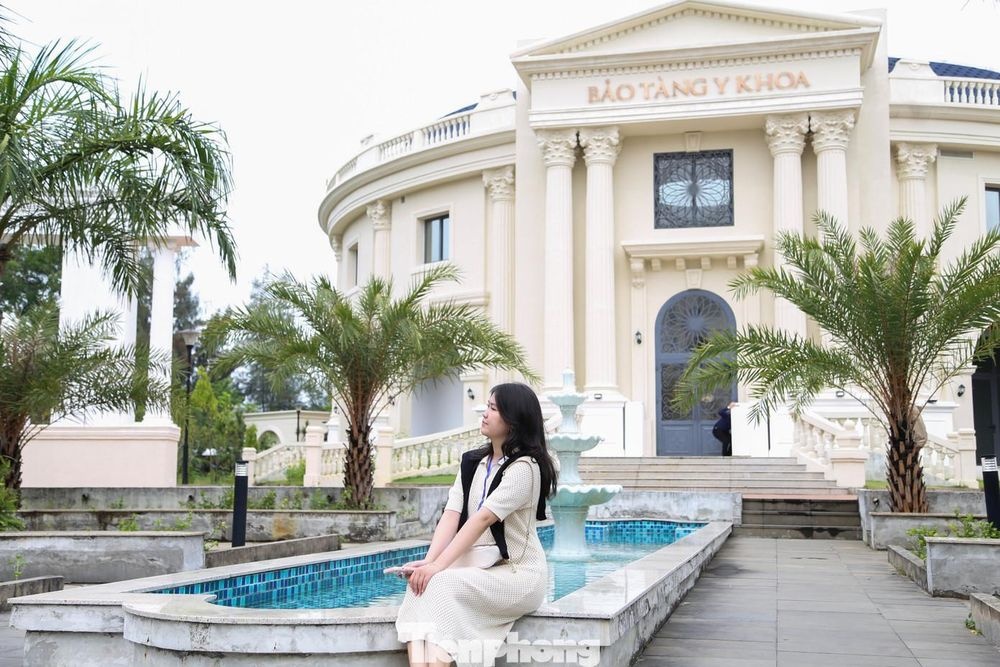Du khách check-in bên ngoài bảo tàng Y khoa Đà Nẵng