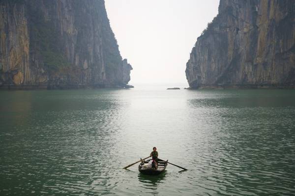 Hạ Long là điểm đến nổi tiếng của Việt Nam. Ảnh: Roughguides.