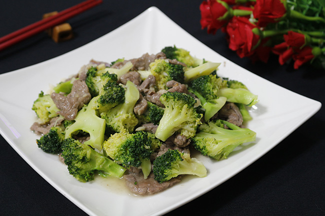 Trình bày món bò xào bông cải