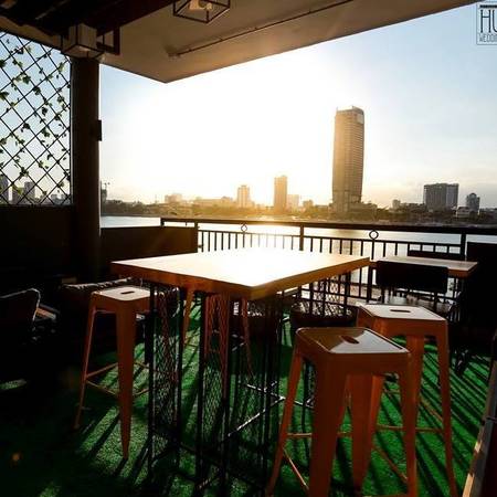 Ngắm hoàng hôn và đèn đêm tại Barney’s Danang Backpackers Hostel