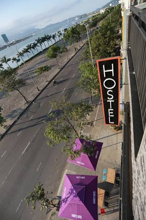 Barney’s Danang Backpackers Hostel nằm trên con đường nhộn nhịp Đà Nẵng