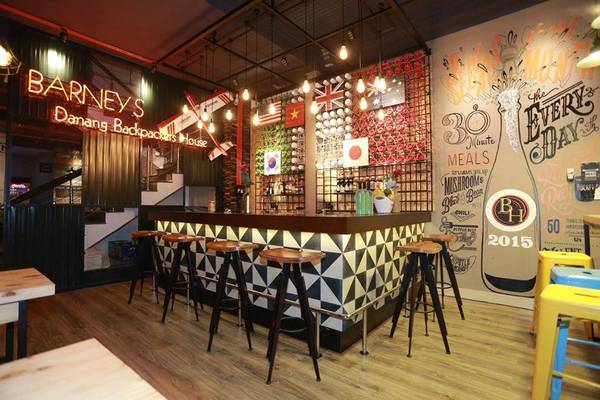 Ngoài dịch vụ lưu trú còn kết hợp nhiều dịch vụ khác như: cafe, bar, giải trí...