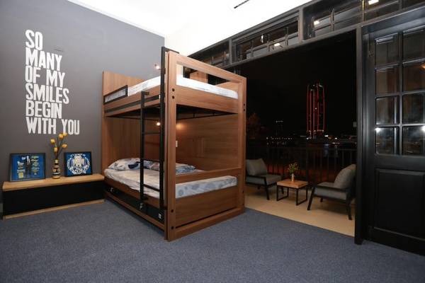 Tọa lạc tại số 169 Trần Hưng Đạo, quận Sơn Trà, đây là hostel kết hợp quán cà phê với phong cách trẻ chung, phù hợp cho những du khách đi theo nhóm đông, hoặc đi bụi một mình.