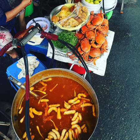 Bánh canh huyền thoại Sài Gòn tại gánh hàng nhỏ trong chợ Hòa Bình