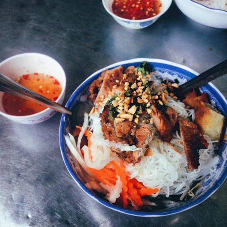 Bún thịt nướng hấp dẫn tại chợ Hòa Bình