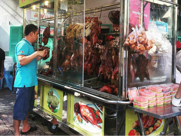 Chợ Hòa Bình quận 5 với nhiều món ăn Trung Quốc