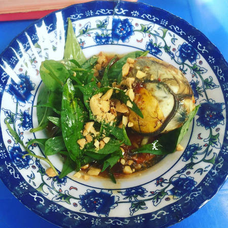 Đồ ăn vặt phong phú tại chợ Hòa Bình Sài Gòn