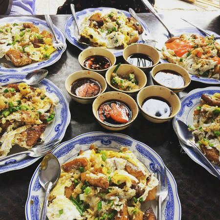 Quán bột chiên nổi tiếng trong khu chợ, bột được chiên vàng óng, bùi bùi thơm thơm chấm cùng nước chấm đậm đà là món ăn khoái khẩu của nhiều bạn trẻ. Ảnh: alexvo26o7.
