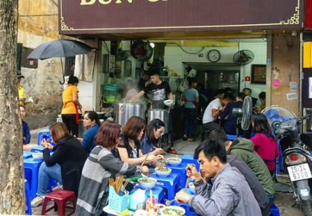 Quán ăn nhỏ nườm nượp khách suốt 9-10 năm. Ảnh: Tuấn Đào.