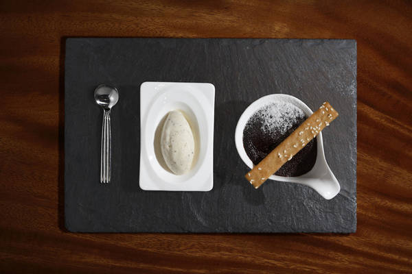 Hot Chocolate Soup – Sự kết hợp hoàn hảo giữa kem lạnh và chocolate nóng chảy. Một trong những món ăn mang tính biểu tượng của nhà hàng Osia Steak and Seafood Grill do chính tay bếp trưởng Scott Webster sáng tạo nên.
