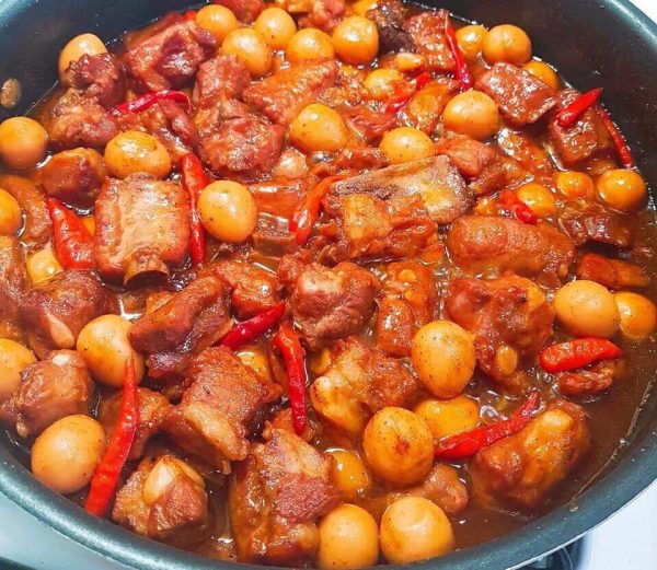 Thịt kho trứng cút chín sền sệt