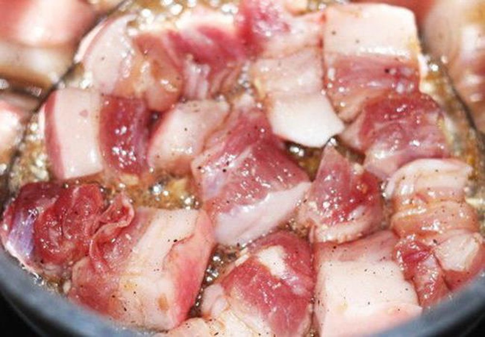 Đun thịt kho trứng cút với nước hàng