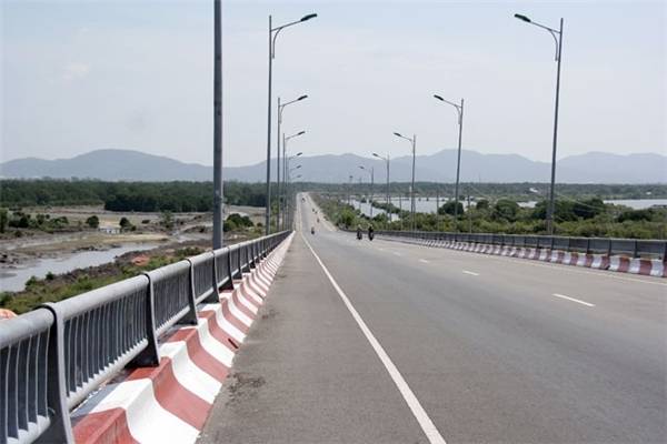 Cây cầu thẳng tắp với phong cảnh hai bên. (Ảnh: Internet)