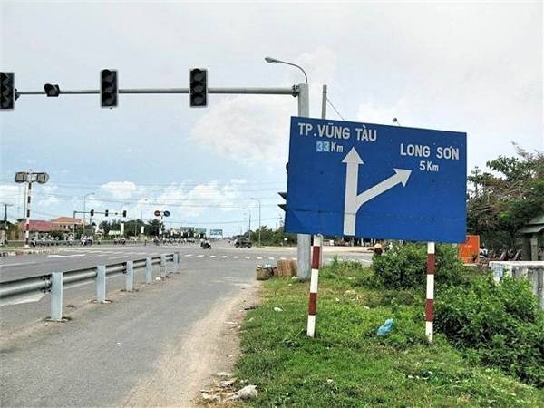 Biển hướng dẫn đường đến Long Sơn. (Ảnh: Internet)