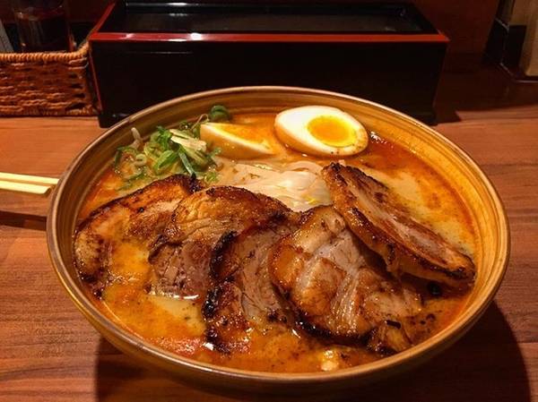 Quán phục vụ Ramen ăn kèm thịt lợn và Ramen hải sản. Sợi mì dai ngon và nước dùng được nhiều người miêu tả là: "Nhớ đến thôi cũng thấy chảy nước miếng".