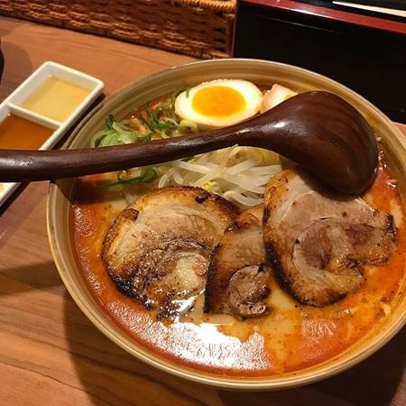 Rất nhiều thực khách thích thú với món thịt lợn ăn kèm trong bát mì vì độ ngon ngọt và béo ngậy của nó. Quán không chỉ thu hút du khách mà còn rất đông người Nhật đến chờ để ăn hàng. Menu viết bằng tiếng Anh, rất thuận tiện cho du khách quốc tế.