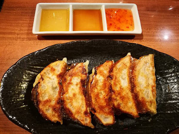 Mọi người thường gọi thêm một đĩa bánh há cảo Gyoza hoặc rượu sake khi ăn mì. Giá của mỗi bát mì là 1.000 yên (hơn 200.000 đồng). Theo gợi ý của nhiều thực khách, bạn nên gọi thêm một bát cơm nhỏ để ăn nốt với chỗ nước mì ngon lành kia. Đây cũng là món ngon mà nhiều người thích thú.