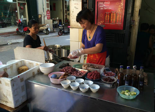 Quán mì tôm nấu Hàng Đẫy với nguyên liệu ăn kèm