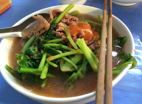 Một bát mì bò rau cải.
