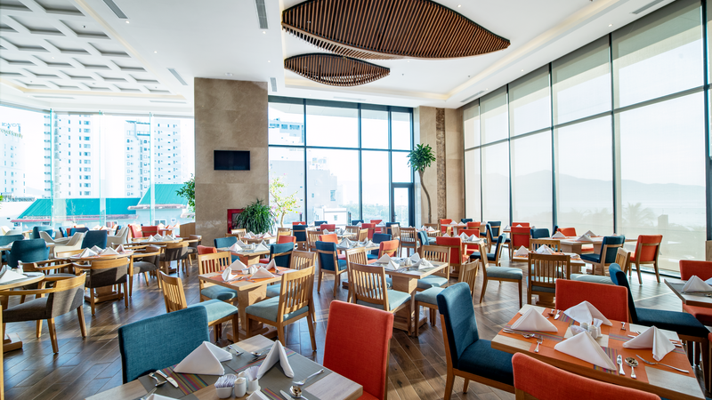 Bể bơi và khu vực nghỉ dưỡng tại khách sạn Đà Nẵng SALA