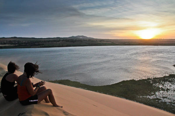 Toàn cảnh Bàu Trắng Phan Thiết nhìn từ trên cồn cát
