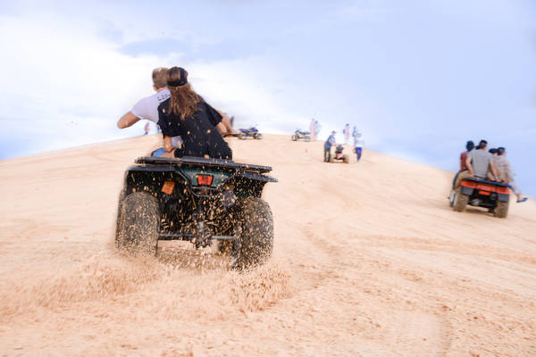 Những ai yêu thích cảm giác mạnh có thể thuê xe máy địa hình khám phá Bàu Trắng Phan Thiết