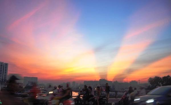 Bau-troi-Sai-Gon-xuat-hien-anh-sang-la-vao-ngay-le-Vu-Lan-2-ivivu
