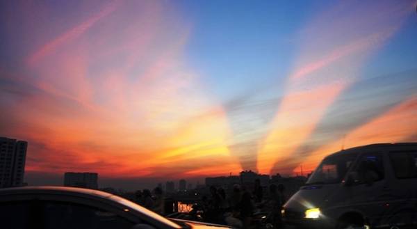 Ánh sáng lạ Sài Gòn thu hút người dân dừng xe ngắm nhìn