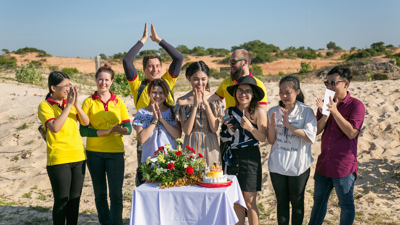 Khinh khí cầu Phan Thiết hạ cánh tại Bàu Trắng Khinh khí cầu Phan Thiết hạ cánh tại Bàu Trắng